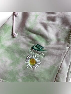 Nike Tie Dye Sweat Shorts Women’s Medium Green Daisy Swoosh